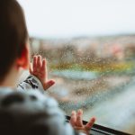Jak wybrać osłony okienne bezpieczne dla dziecka?
