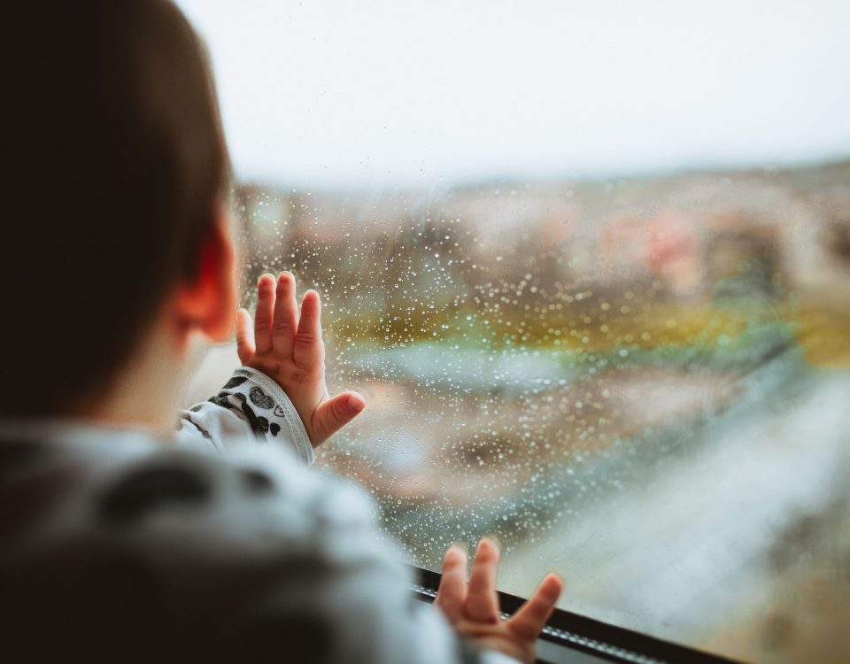 Jak wybrać osłony okienne bezpieczne dla dziecka
